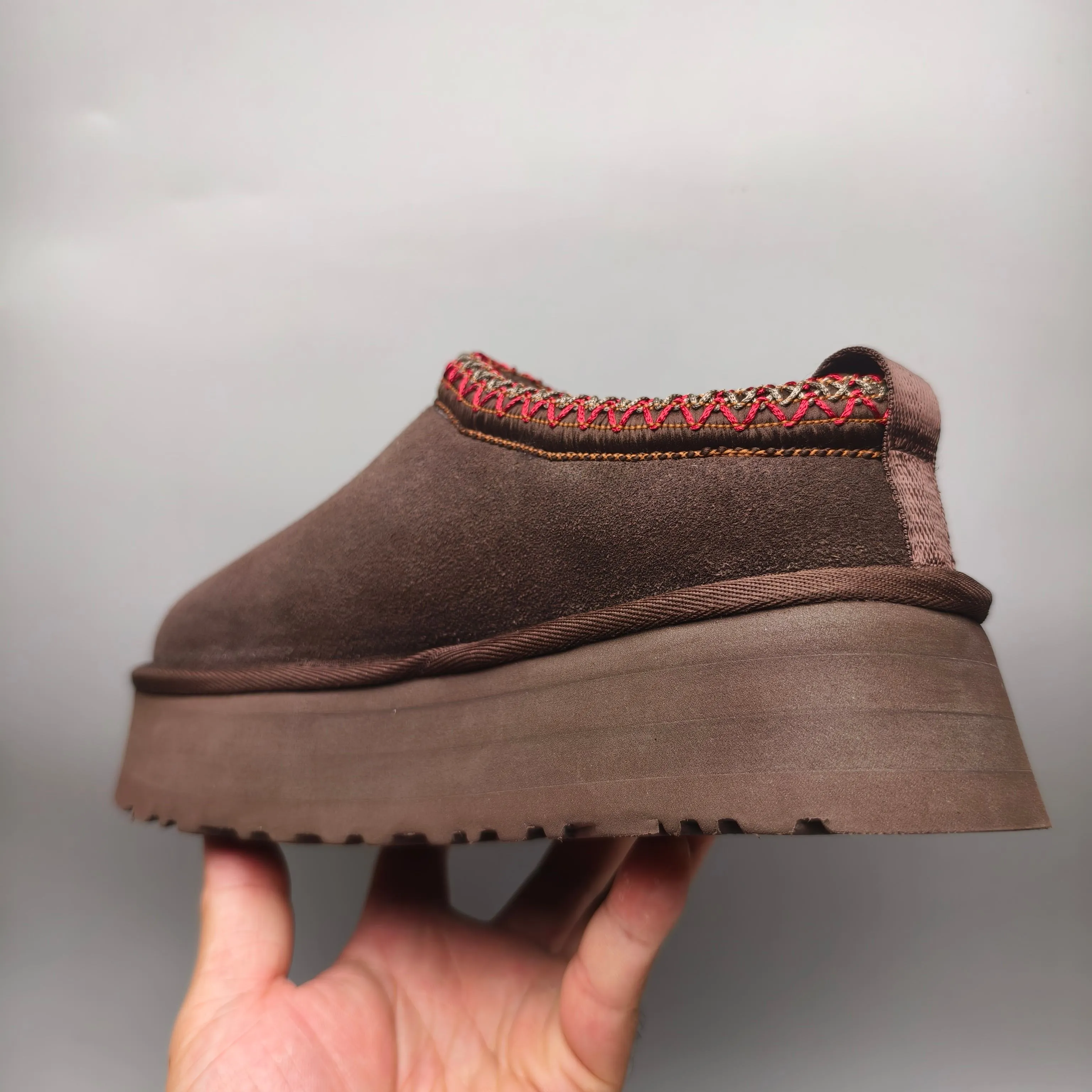 💰440 UGG sheepskin all-in-one snow boots 2553 co-branded national trend style thick-soled one-leg women’s snow boots🐾~ 🍭 A co-branded trendy item launched with well-known designer brands Feng Chen Wang and TELFAR. Zhou Dongyu & Wang Jiaer’s same style Fang Kete boots. The slip-on design makes it easy to put on and take off, and can be used indoors or outdoors. The exotic edging design is eye-catching, and it is definitely worth buying~ 🍭Material: cowhide➕sheep fur Outsole: rubber (light wing technology) 🍭Color: black, maroon, sand, dark green, light gray, chocolate, beige, walnut, brown, dark gray, red 🍭Number of codes: 35-42